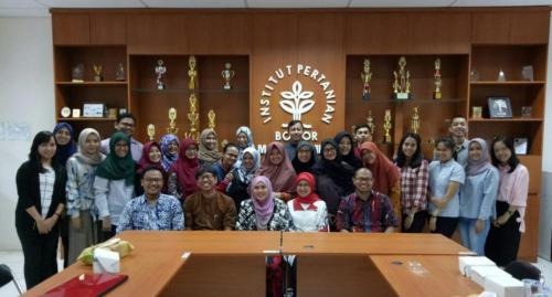 Foto bersama peserta kuliah umum Dr. Azlin
